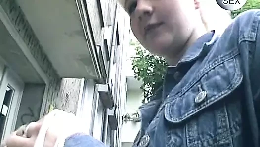 Amatör Alman sarışın tıraşlı amıyla oynuyor