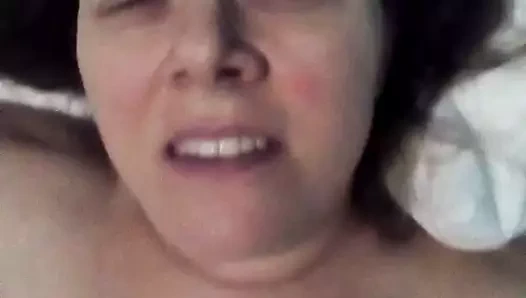 Seksi brenda adalet bir şarkı söylüyor