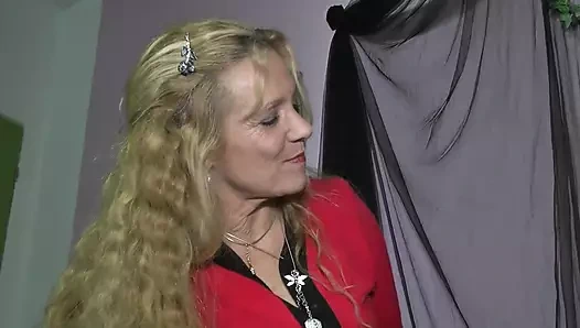 Iki dik sluts yayılma onların pussies için bir horoz sc 1