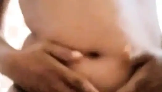 Genç bir kız köyde nasıl banyo yapıyor