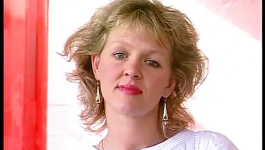 Sevimli sarışın piliç amını büyük bir dildoyla doldurmanın tadını çıkarıyor