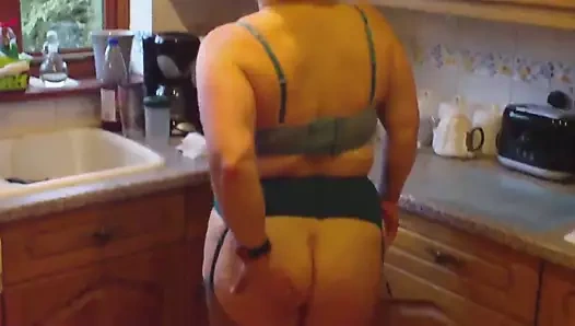 çorap ve topuklu mutfakta