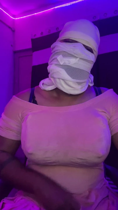 Sert meme ucu büyük göğüslerini gösteriyor travesti | Klip 1