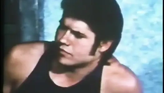 Yarak emen adam götünde yarağa binmeyi seviyor ve sırtına boşaltıyor