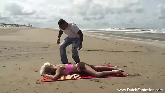 Büyük memeli sarışın orta yaşlı seksi kadın arabada adamın yarağına biniyor