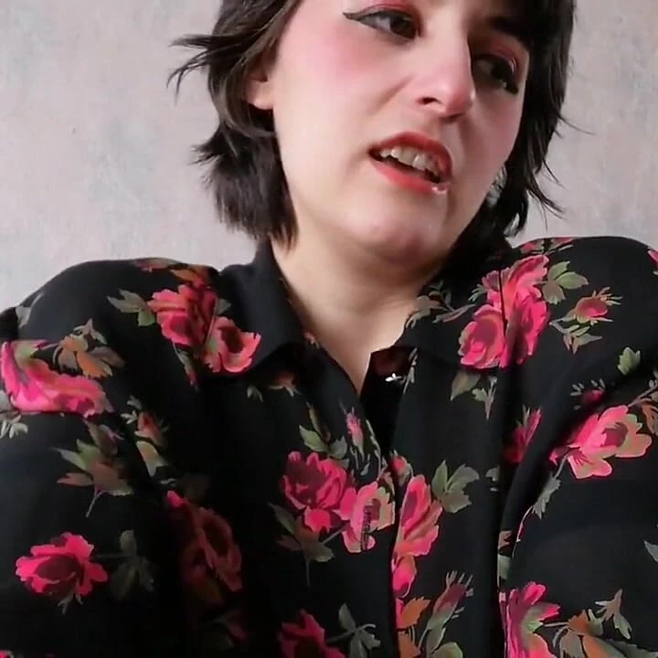 Mean Domme sevgililer günü için seninle alay ediyor