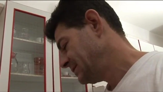 Sarışın tombul mutfakta sikişiyor... Amına boşalma