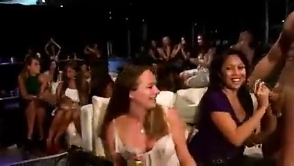 Sıcak bayanlar emme horoz içinde the nightclub