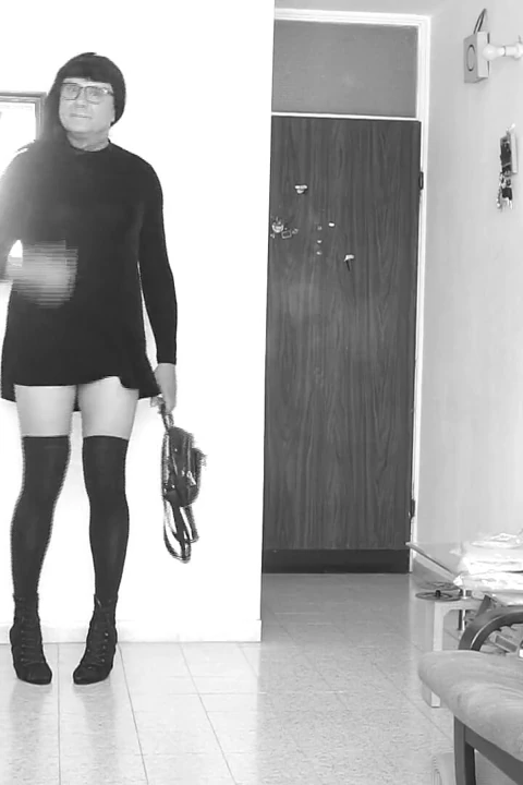 Travesti kısa elbise gösterisi