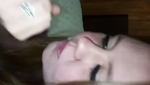 Genç evli kadın yaşlı bir yarak alıyor