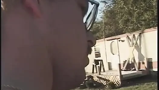 Esmer itaatkar yatakta yatarken amını ovuyor