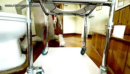 Dominatrix sahibe April - kölelerin sabah görevleri