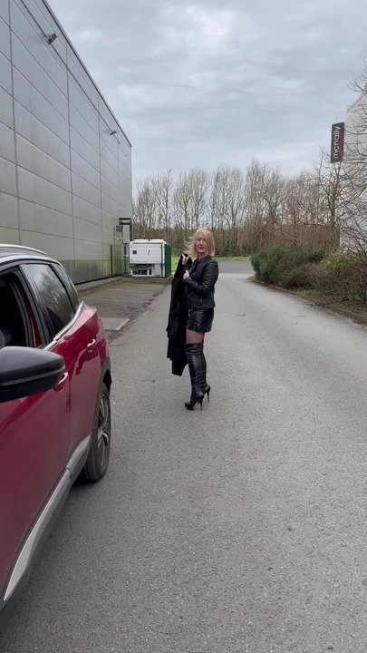 Жена шлюшка Кэти в коже, публичный секс встречается. Прохаживаюсь в сапогах