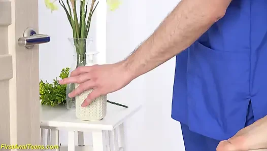 Genç Rita Fox ilk kez iki yarağı birden sikiyor