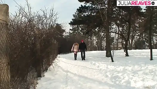 Seksi kızıl saçlı soğuk karda sert bir yarağa biniyor