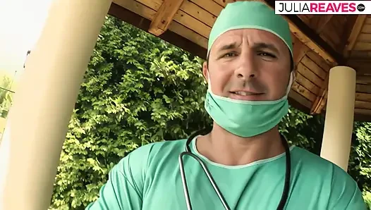 Sarışın kız doktorla anal seks yapıyor
