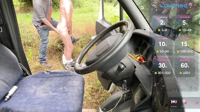 Kamyonun dışında bir adam beni izliyor ve gelip sikimi emme fırsatını bekliyor.