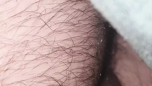 Üvey oğul yatakta çıplak ve siki üvey annesinin yanında