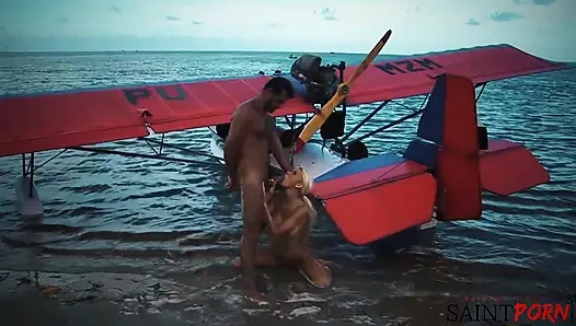 Caylian Curtis tenha bir ada plajında bir pilotla sikişiyor