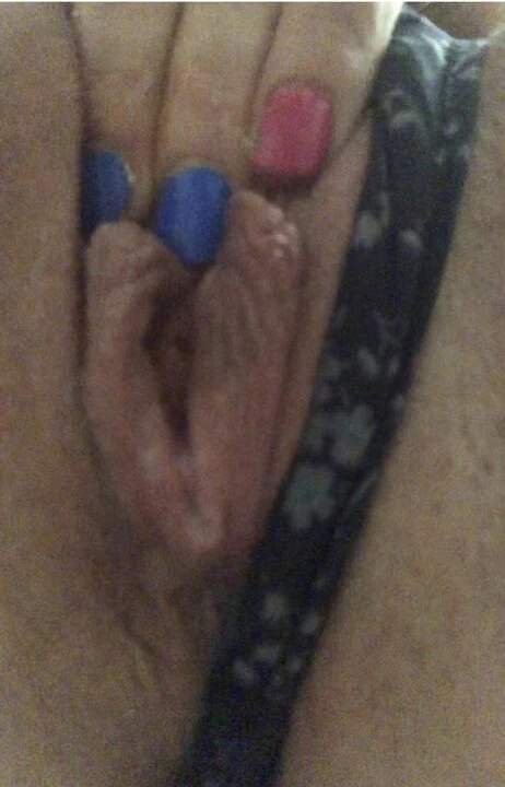 Beni nasıl becereceklerini düşünerek kendime dokunmak için spor salonunda erkekler tuvaletinde saklandım.