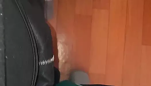 Mini etekli üç ateşli öğretmen işten sonra mastürbasyon yapıyor