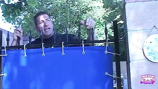 Yaramaz azgın esmer havuz kenarında komşusundan yarak muayenesi alıyor