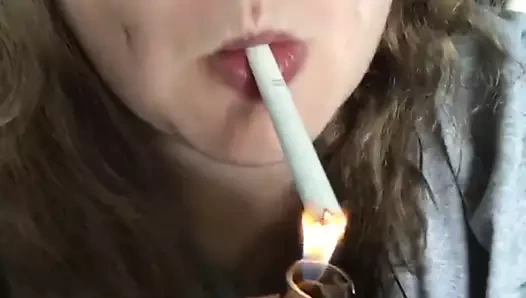 Sigara içiyor, dürtüyor 1