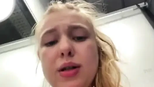 Public orgasm with jucielussie in the fitting room