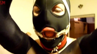 Kölenin sürtük yüzüğüne dev penis tıkacı koymak ağzı tıkalı