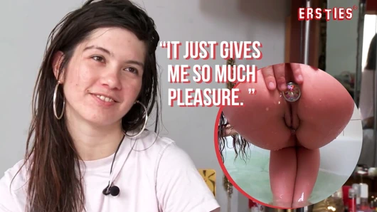 Ersties - L.A. hatun Julia anal tıkaçla banyo yapıyor