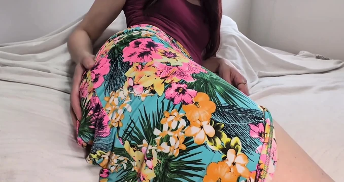 Yazlık elbise giyen evli kadın tek başına mastürbasyon yapıyor