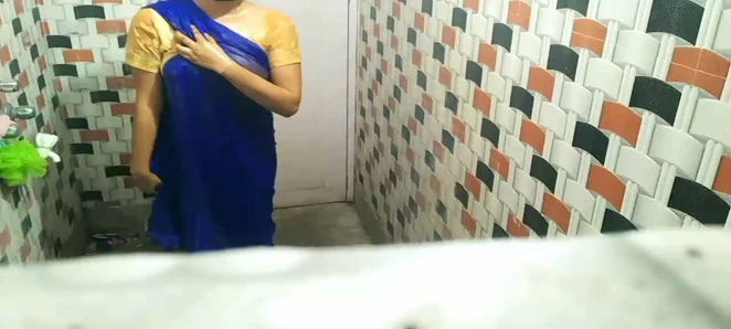 Desi bhabhi in bathroom ko pela devar ne