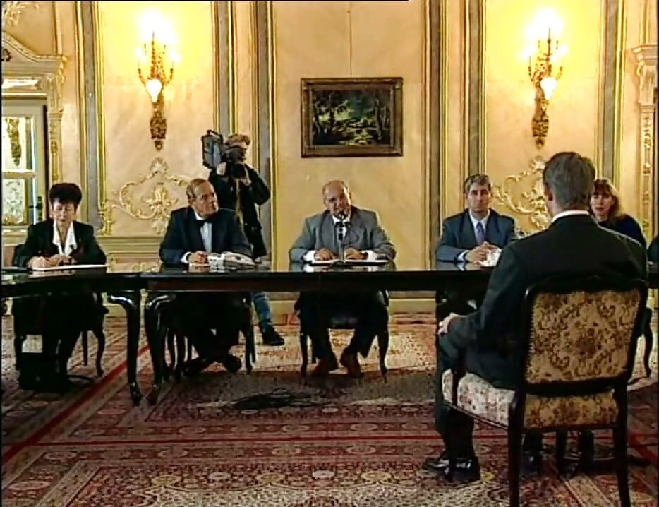 Patronunun büyük sert yarağını emiyor