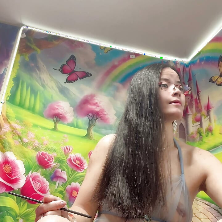 güzel saçlı siyah seksi meme gösterisi