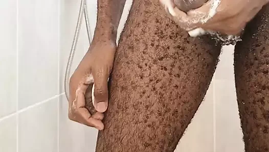 Duşta kıllı zenci adam