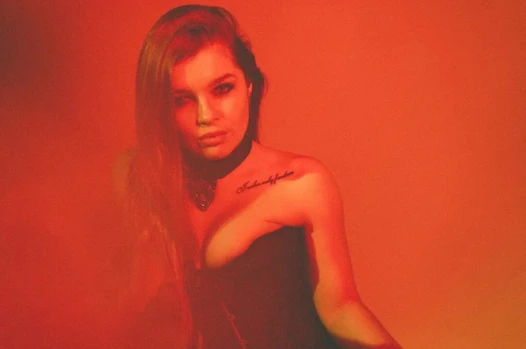 Tanrıça Renata Fox'un itaatkar bir evcil hayvanısın