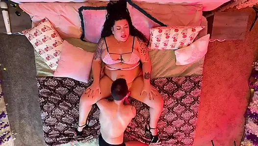 Ateşli Evli Kadın Büyük Memeli Boston Zevk Dom Tarafından Şımartılıyor