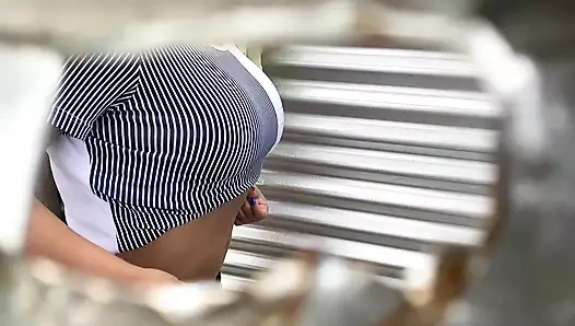 Kızları soyunma odası deliğinden izliyorum