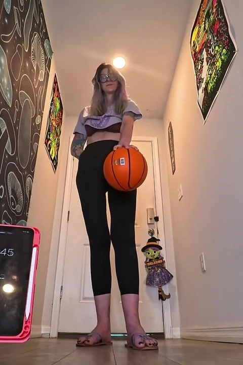6'7 uzun boylu tanrıça tek elle basketbol meydan okuması bu büyük eller ne kadar domine edebilir?