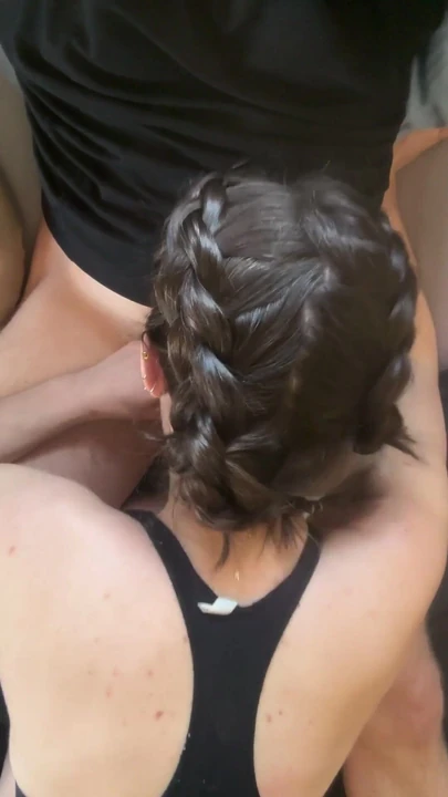 Обязательный для обмена момент из "Шлюшка-студентка делает супер грязный минет, затем принимает его раком"