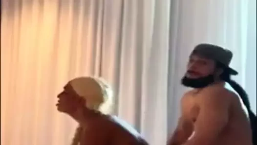 2 asılı yarak 1 tranny kedi