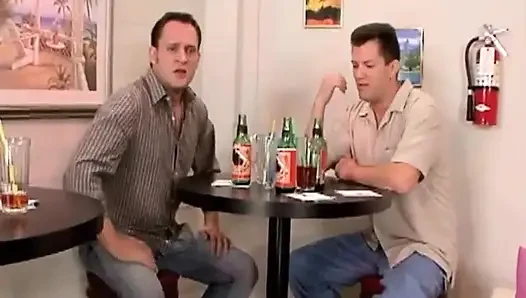 Tıraşlı mindy kanepede minyonla ana sikişiyor