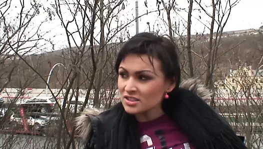 Jule wartet auf ihren stepDaddy am Rastplatz