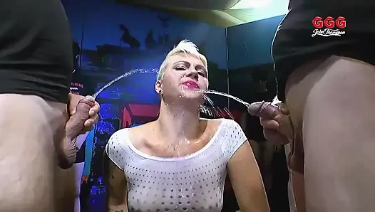 Dövmeli sürtük aşırı ggg bukkake'de sidik ve yarak yiyor
