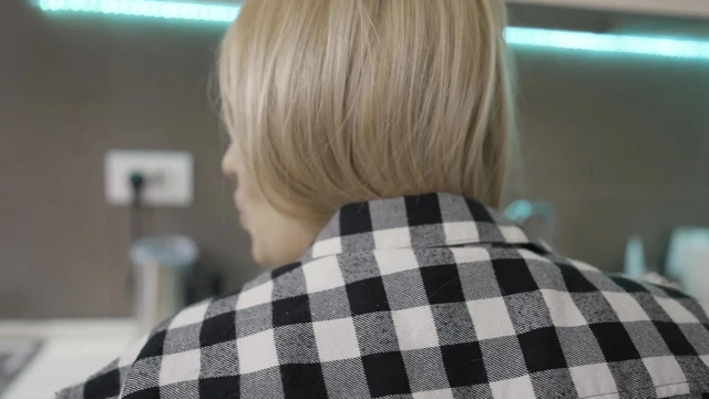 Naylon çoraplı azgın sarışın orta yaşlı seksi kadın mutfak kaosunda sikiliyor