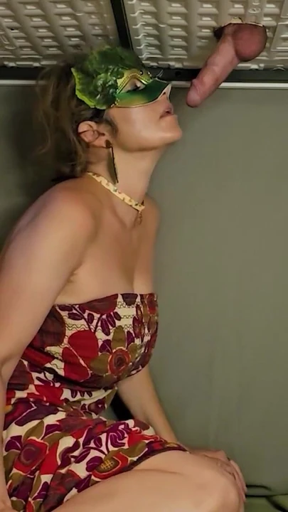 Мощный момент из "Овощ трахает зрелую мамочку в киску огурец и дрочит пасынку с большим членом"