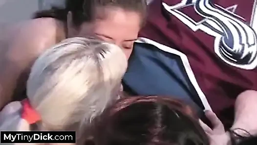 Küçük yaraklı şanslı bir adam birden fazla bayanın oral seksi