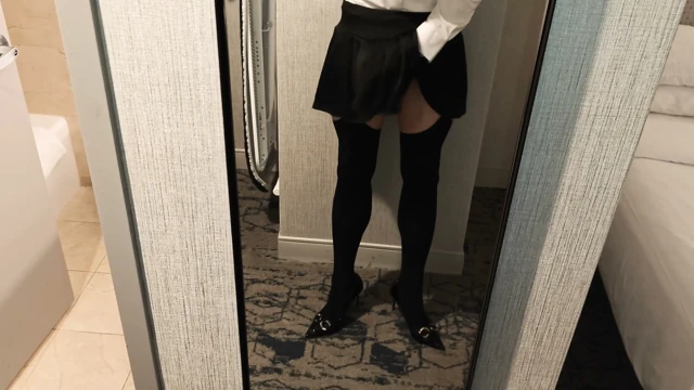 Otel odasında travesti çoraplarına ve topuklu ayakkabılarına boşalıyor