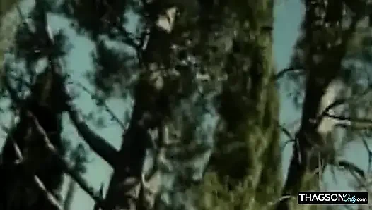 Sarışın hatun açık havada fışkırtarak orgazm olmak için esmeri parmaklıyor