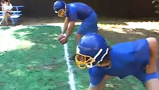 Yaramaz genç sürtük sikilirken iki sert yarak emiyor